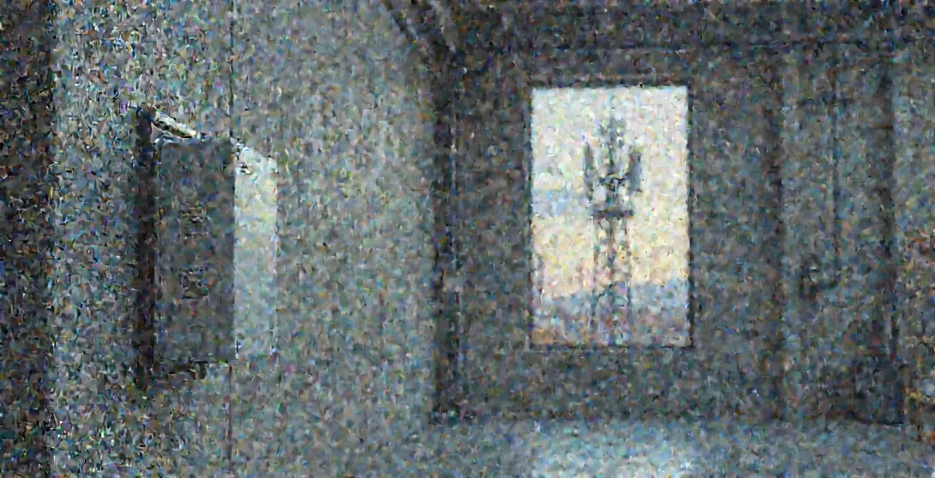 Comparación visual entre gateway LoRaWAN y antena celular NB-IoT en entorno industrial